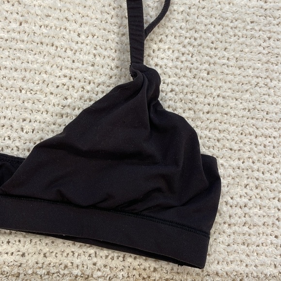 2 SKIMS bras size XS - Picture 3 of 6